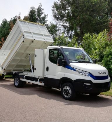 Camion benne pour faciliter la décharge